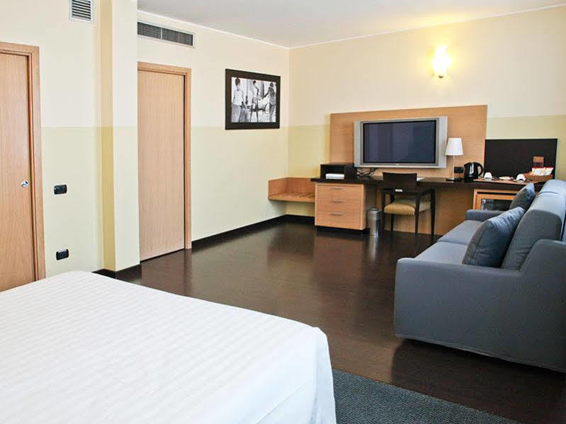 B&B Hotel Milano Cologno Studios Колоньо-Монцезе Экстерьер фото